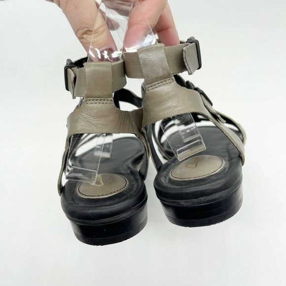 Clarks Viveca Myth Gladiator Sandals Sz 8 Gray Leather Strappy Buckle Low Heel - Picture 5 of 6